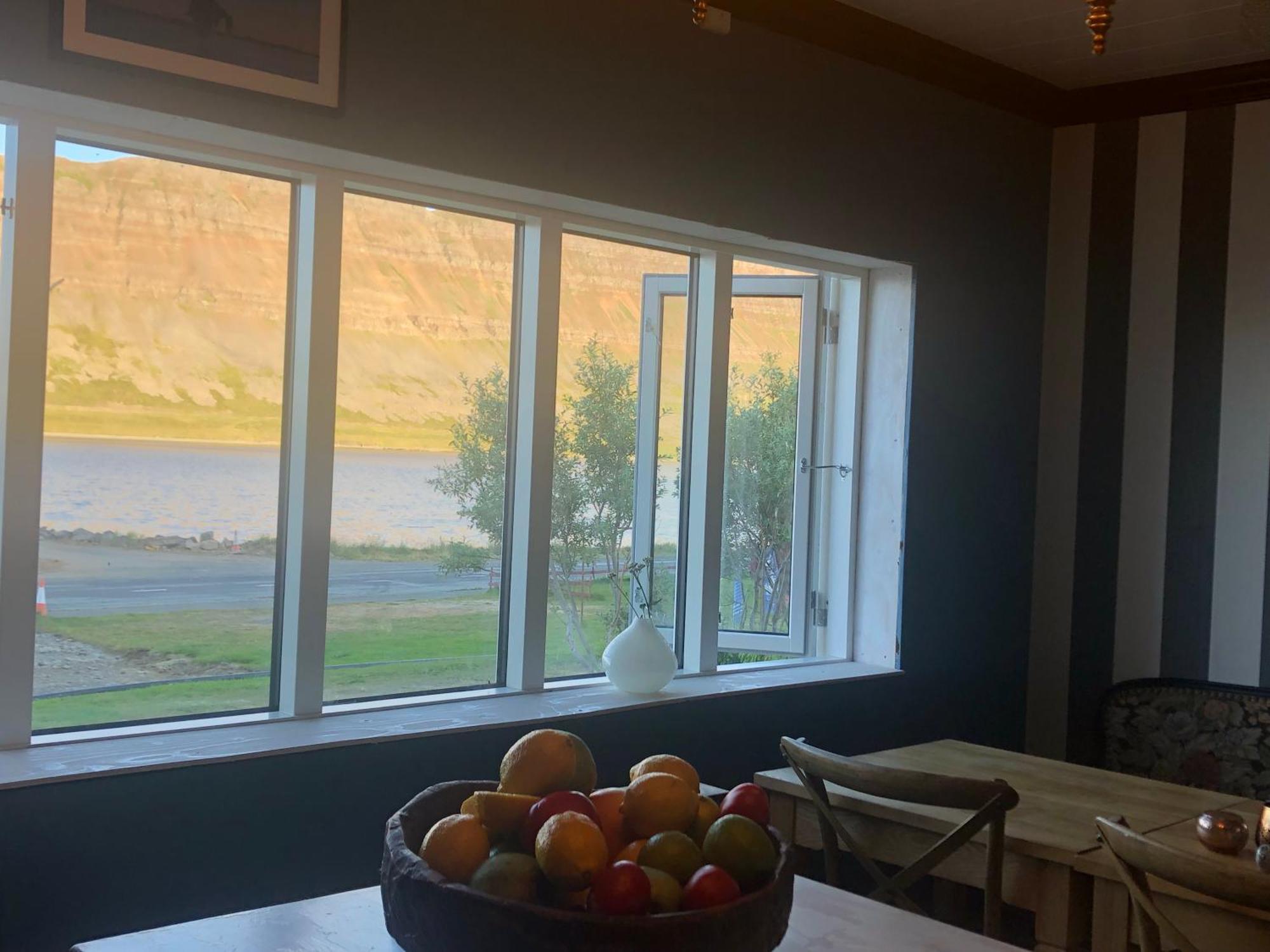 Sea, Fjord & Mountain View House *